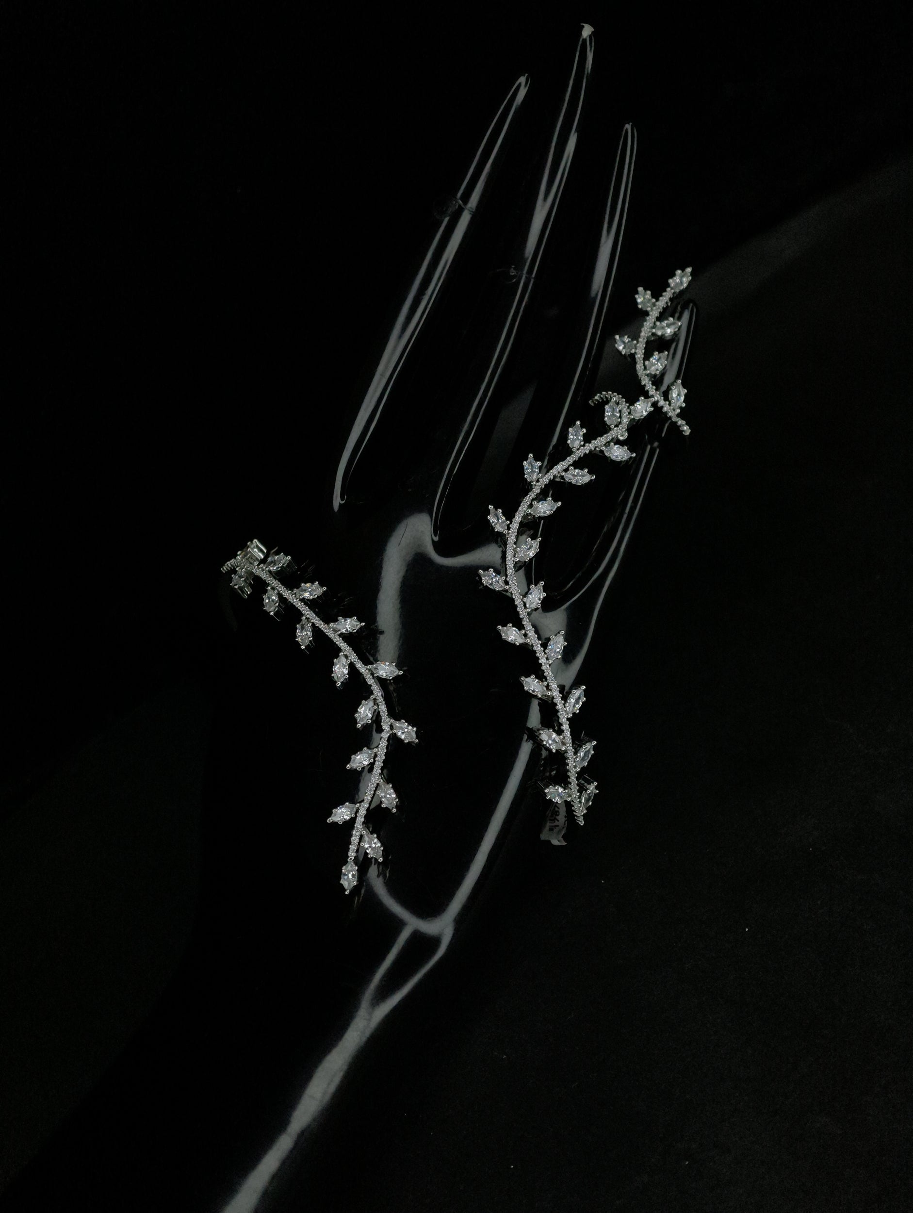 Hand Cuff ( Diamond 04 )
